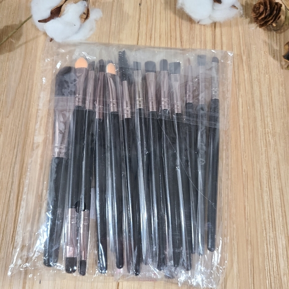 🎊🎊HOST PICK!! 🎊🎊NEW🎊🎊20 PC ROSE GOLD AND BLACK Face Makeup Brush Set - Picture 5 of 13